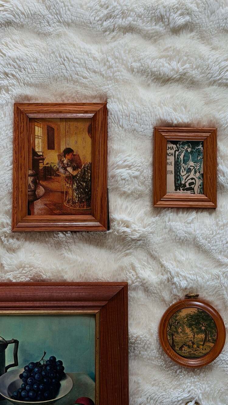 Curated gallery wall with matching oak frames contain famous artists prints - Picture 5 of 10